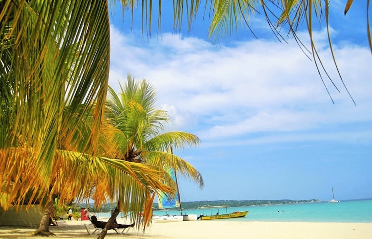 A lazy beach in Jamaica, one of the Best Countries for Psilocybin Retreats 