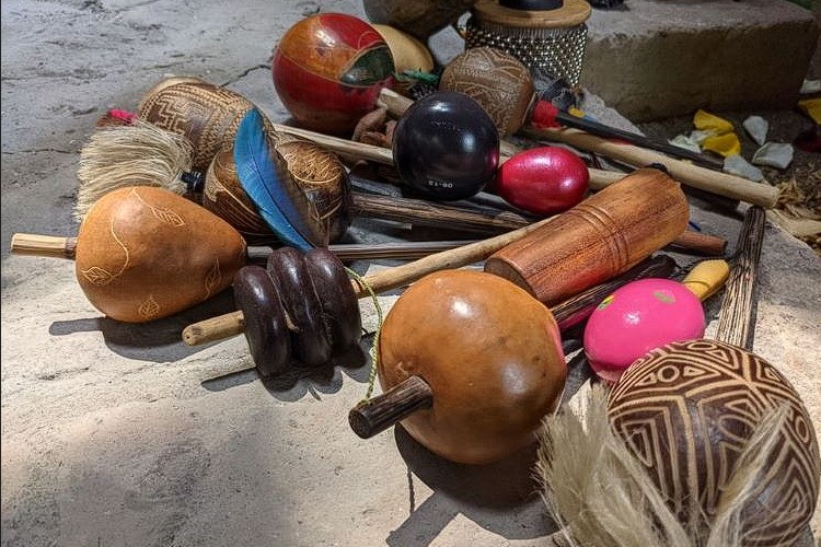 Harmony in every corner. The instruments scattered throughout our retreat echo with melodies of connection and creativity. Here, music becomes the language that binds us, transcending words and resonating in our souls here at Ayllu Medicina Ayahuasca San Pedro retreats in Manglaralto, Ecuador