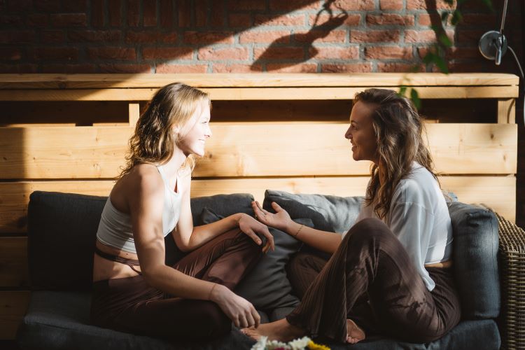 Heartfelt conversations, one-on-one. Retreat connections that linger beyond words at New Eleusis Psilocybin Retreat Zeeveld The Netherlands